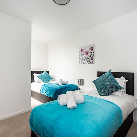 Chiswick Park 3 Bed 3 Bath West London - Parking Apartment Exterior foto