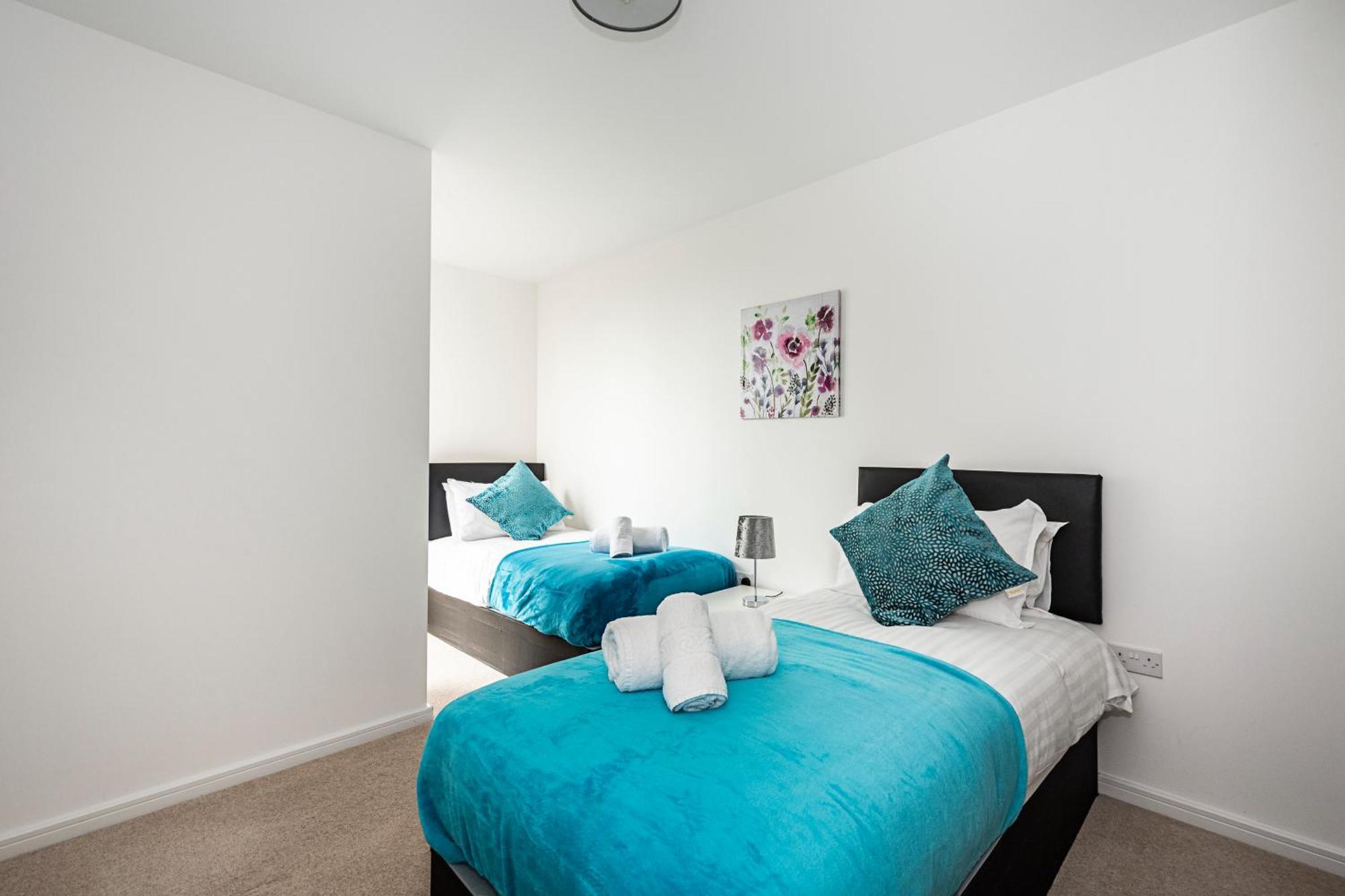 Chiswick Park 3 Bed 3 Bath West London - Parking Apartment Exterior foto
