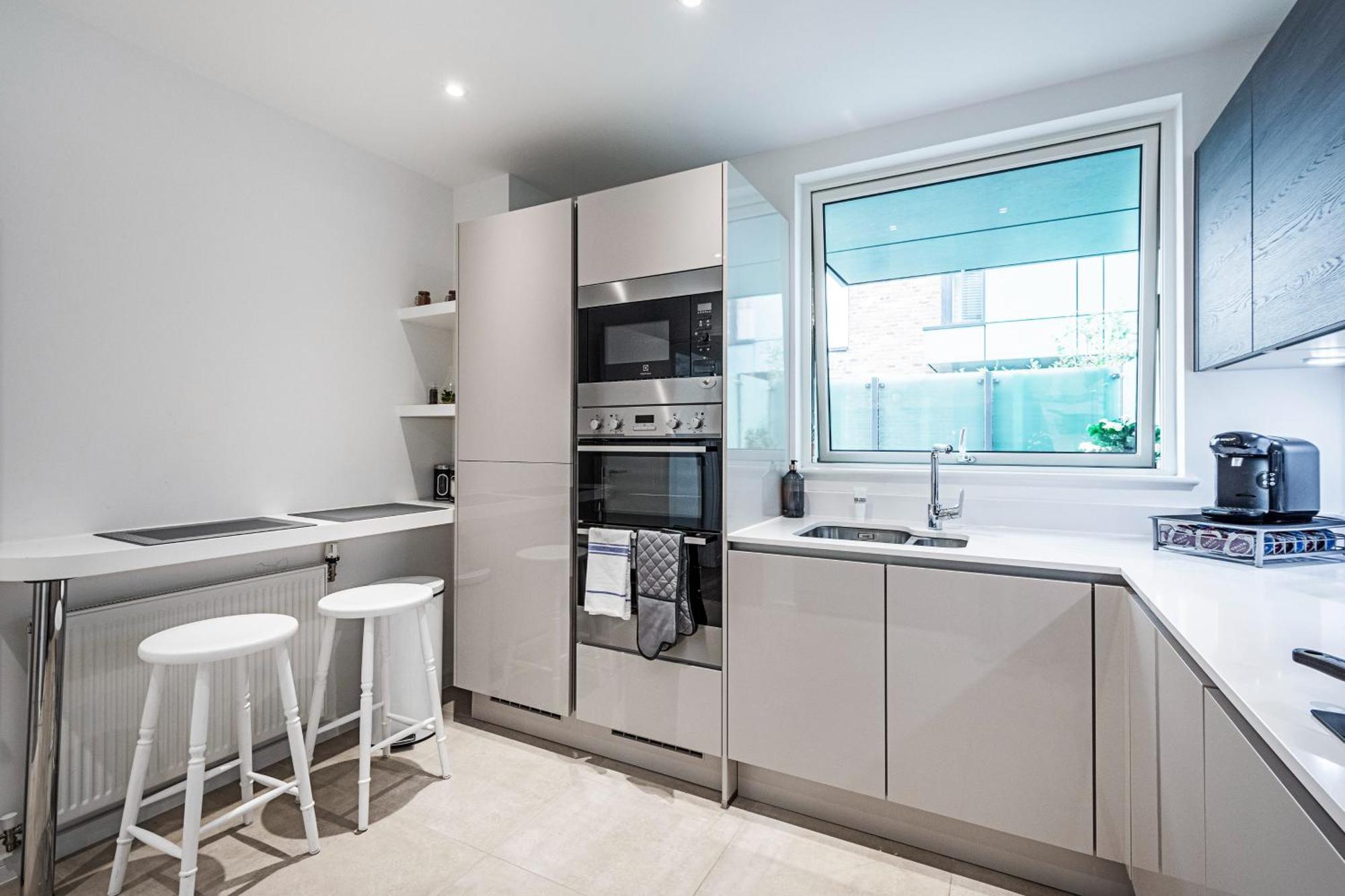 Chiswick Park 3 Bed 3 Bath West London - Parking Apartment Exterior foto