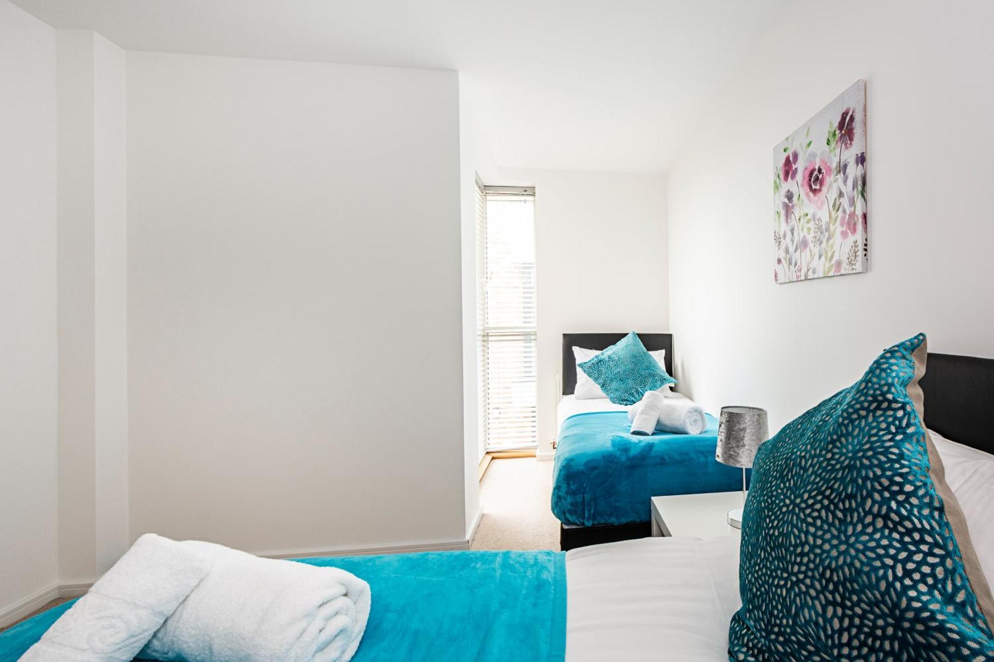 Chiswick Park 3 Bed 3 Bath West London - Parking Apartment Exterior foto