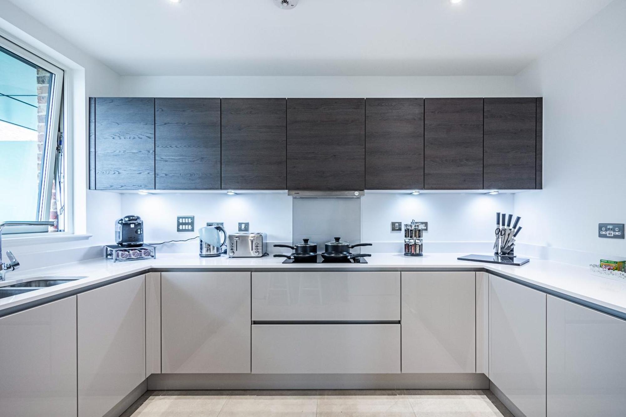 Chiswick Park 3 Bed 3 Bath West London - Parking Apartment Exterior foto