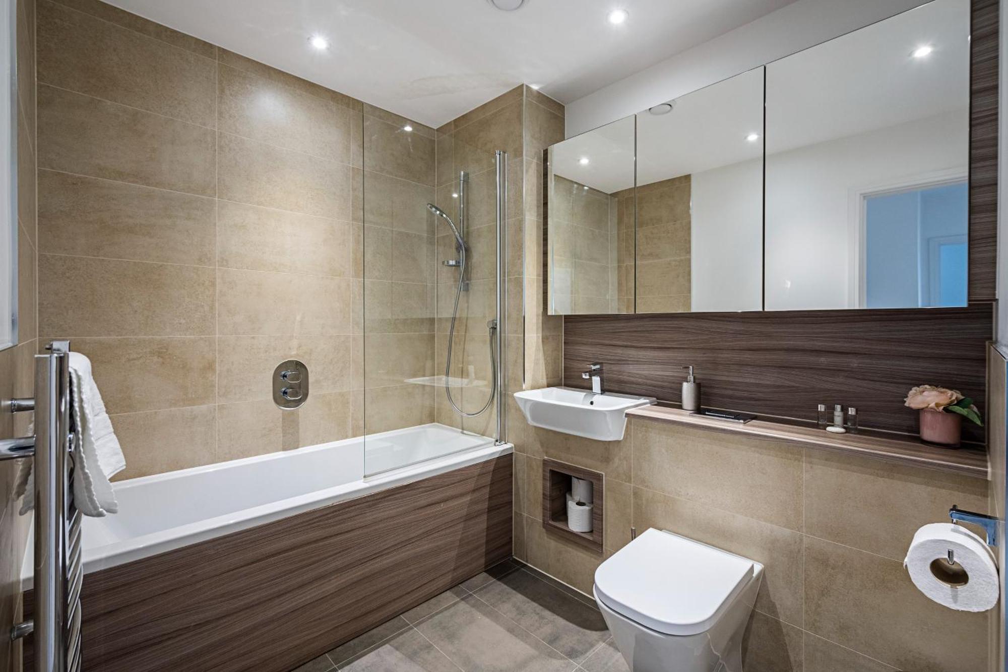 Chiswick Park 3 Bed 3 Bath West London - Parking Apartment Exterior foto