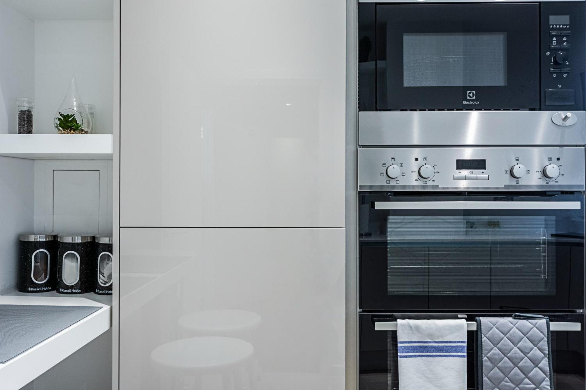 Chiswick Park 3 Bed 3 Bath West London - Parking Apartment Exterior foto