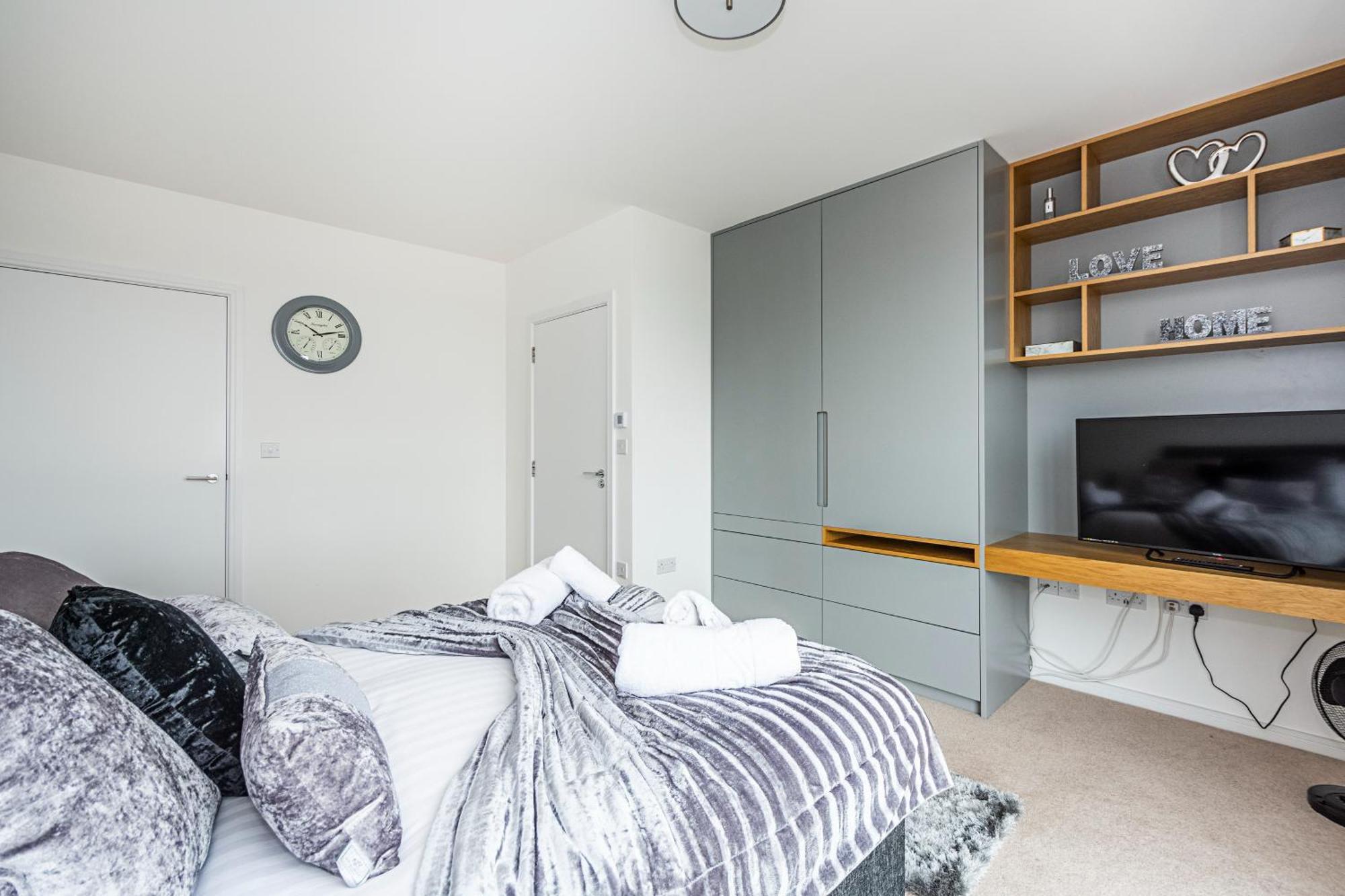 Chiswick Park 3 Bed 3 Bath West London - Parking Apartment Exterior foto