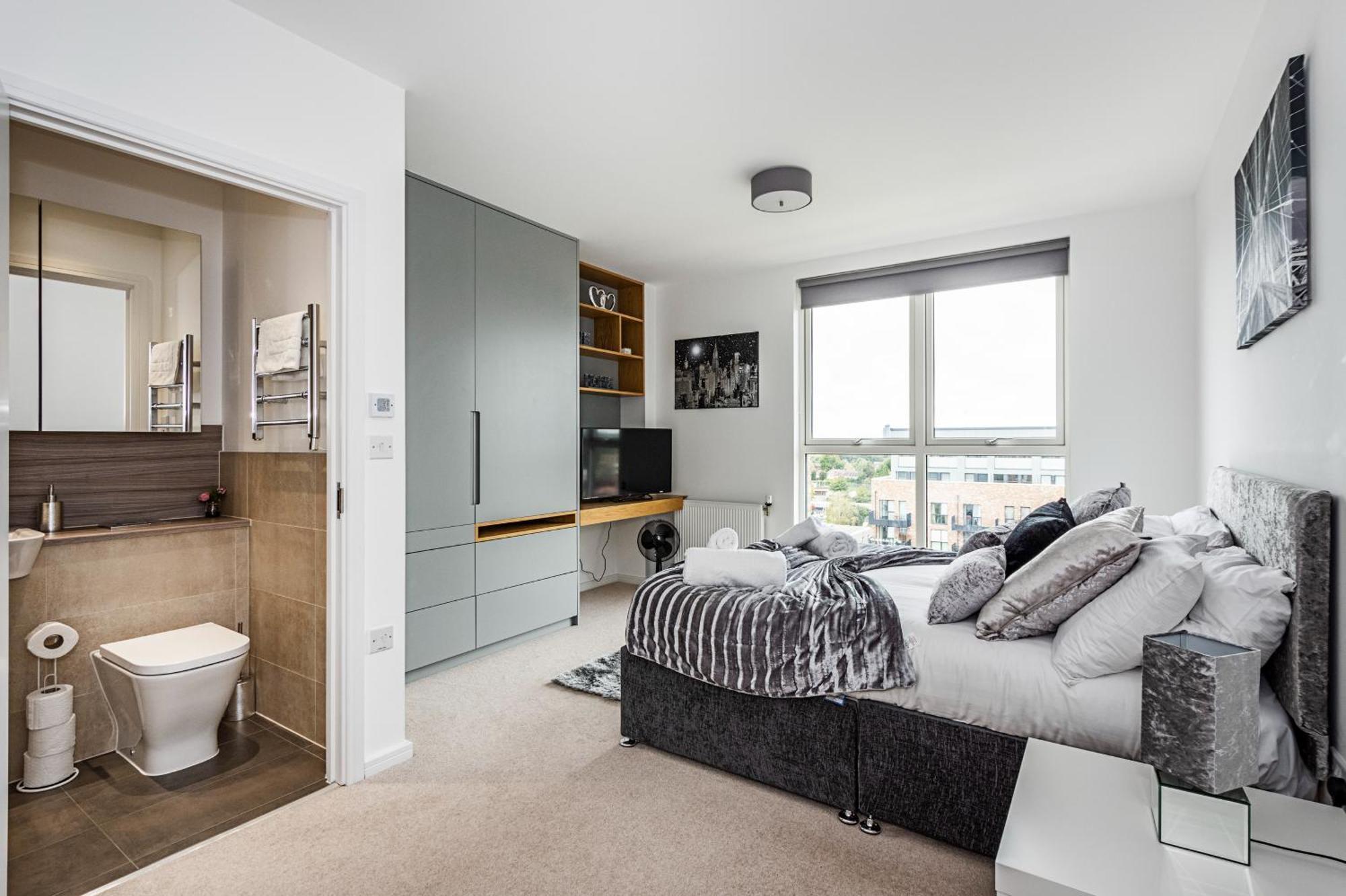 Chiswick Park 3 Bed 3 Bath West London - Parking Apartment Exterior foto