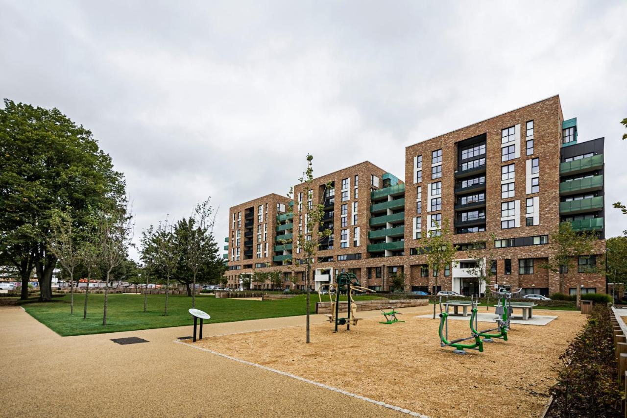 Chiswick Park 3 Bed 3 Bath West London - Parking Apartment Exterior foto