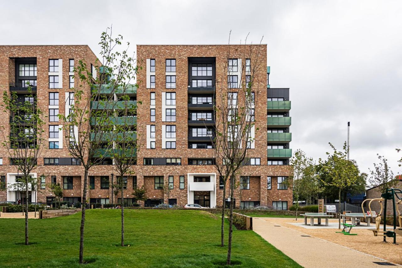 Chiswick Park 3 Bed 3 Bath West London - Parking Apartment Exterior foto