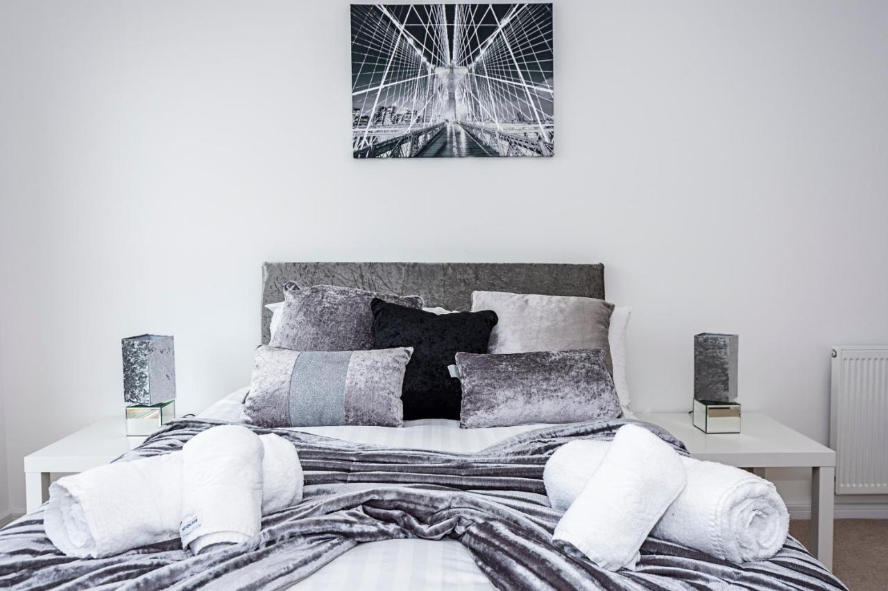 Chiswick Park 3 Bed 3 Bath West London - Parking Apartment Exterior foto