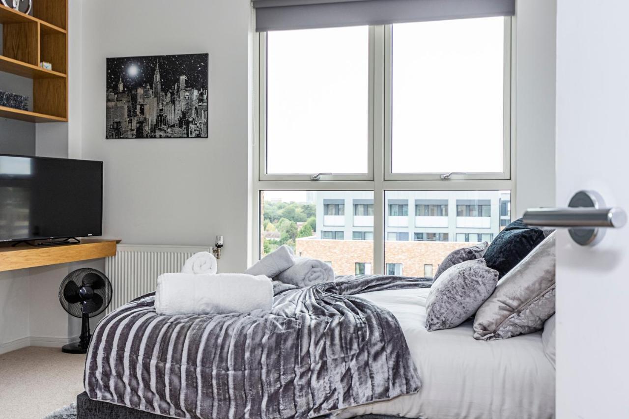 Chiswick Park 3 Bed 3 Bath West London - Parking Apartment Exterior foto