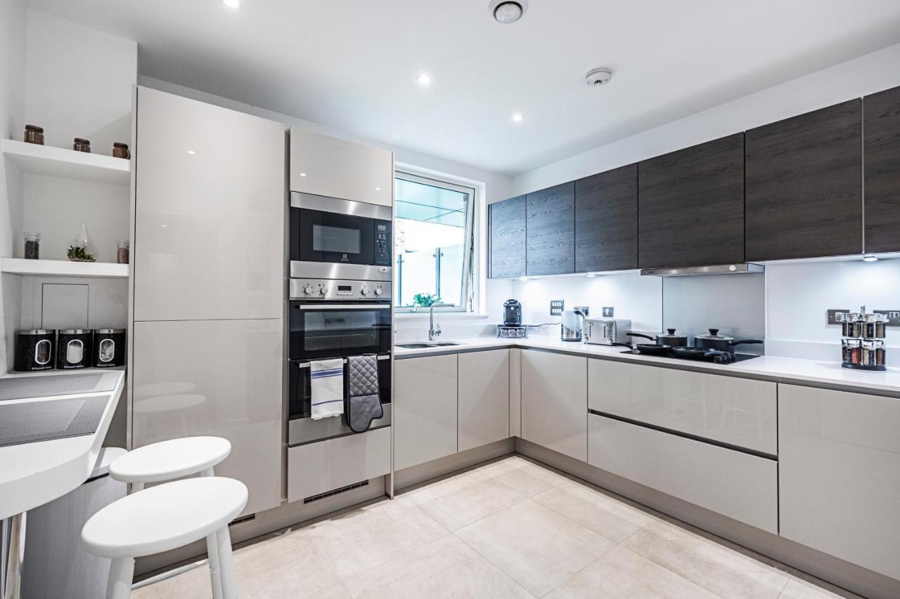 Chiswick Park 3 Bed 3 Bath West London - Parking Apartment Exterior foto