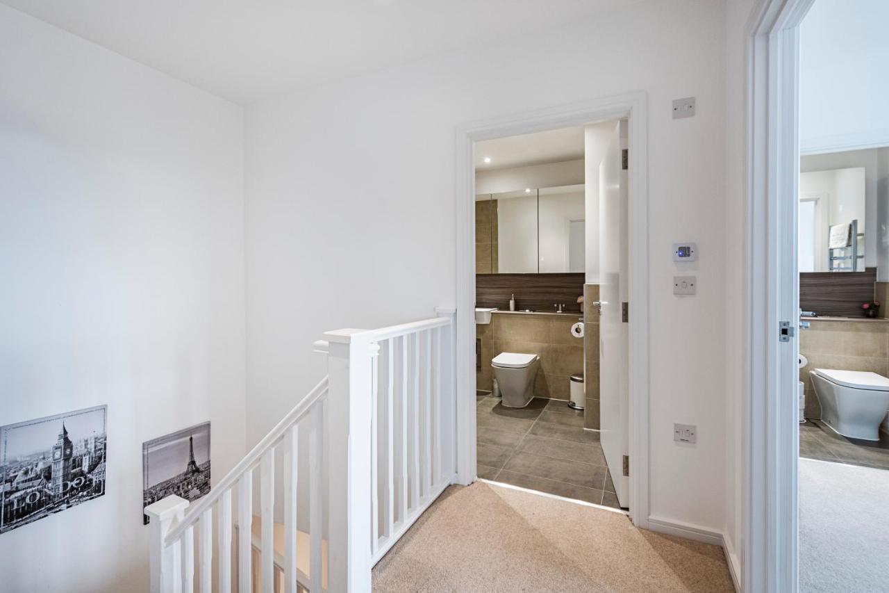 Chiswick Park 3 Bed 3 Bath West London - Parking Apartment Exterior foto