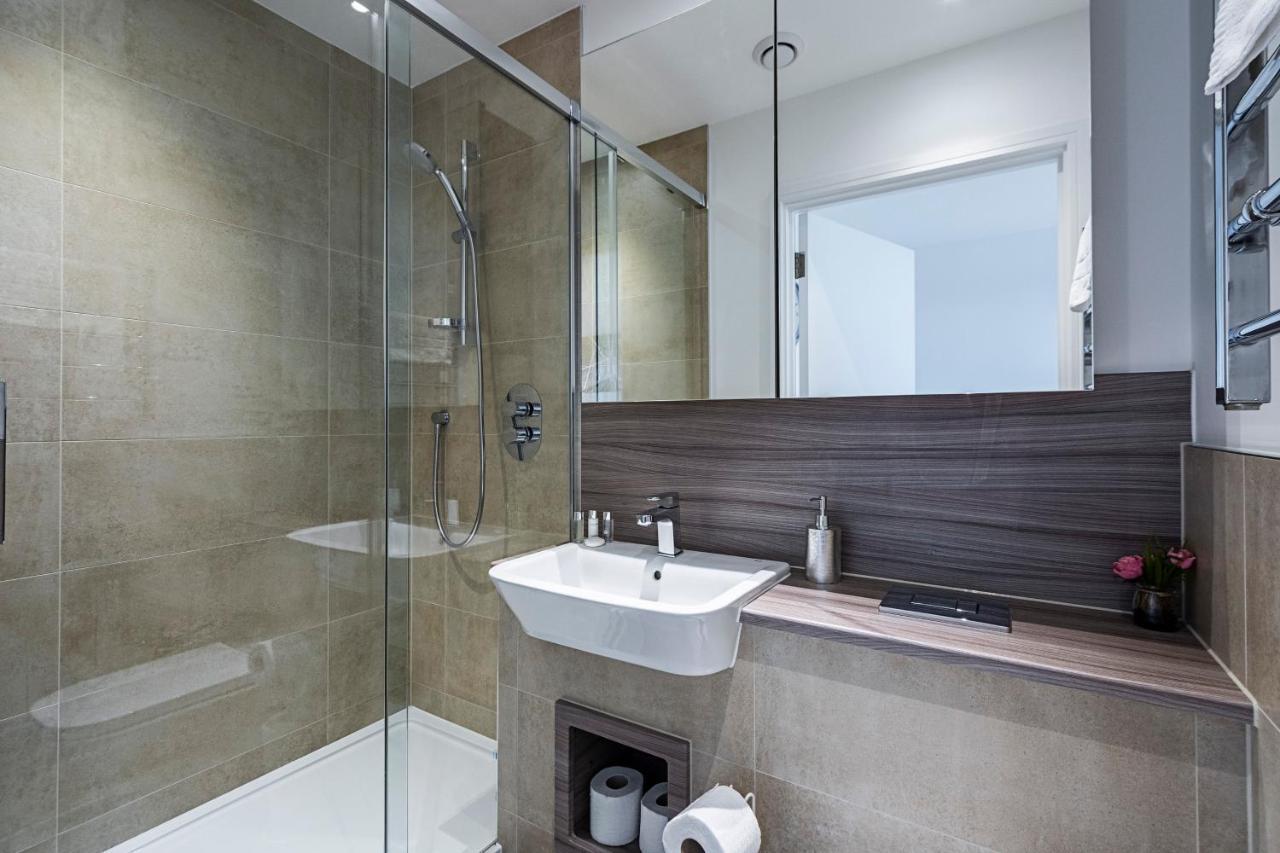 Chiswick Park 3 Bed 3 Bath West London - Parking Apartment Exterior foto