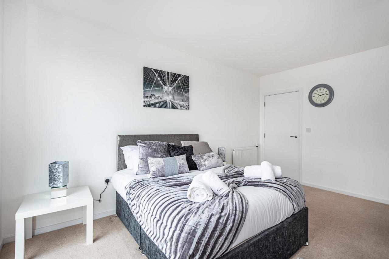 Chiswick Park 3 Bed 3 Bath West London - Parking Apartment Exterior foto