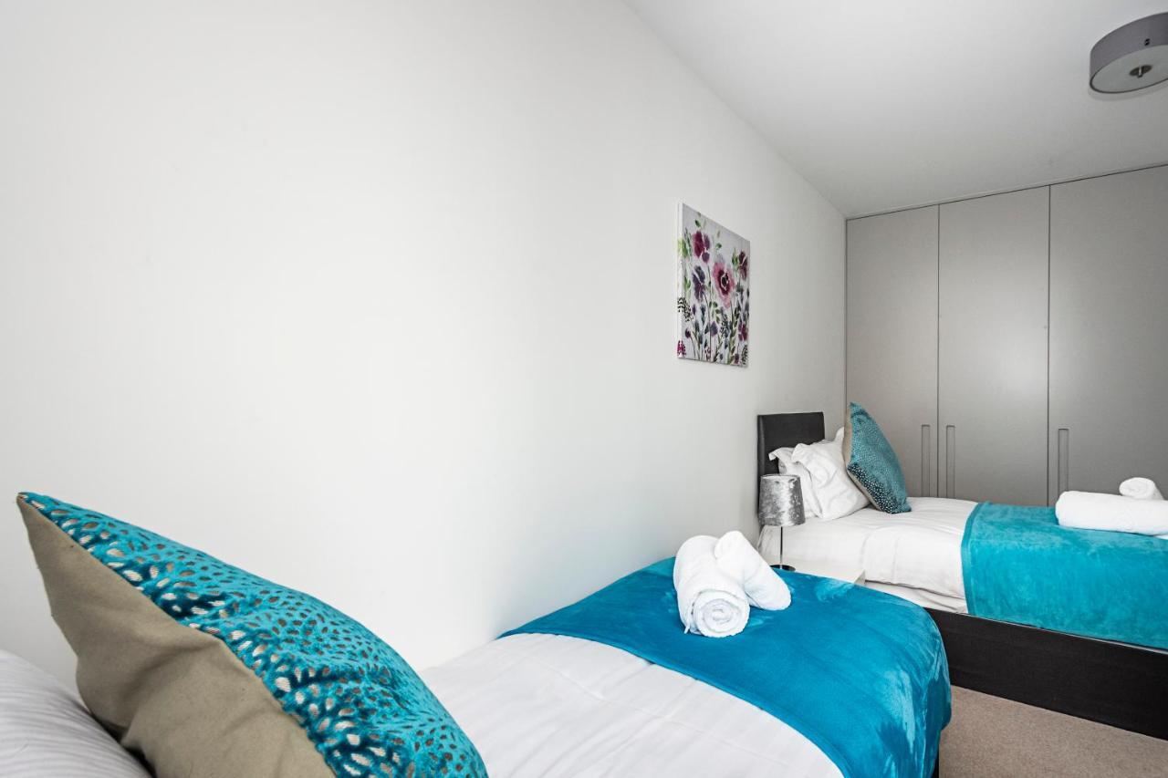 Chiswick Park 3 Bed 3 Bath West London - Parking Apartment Exterior foto