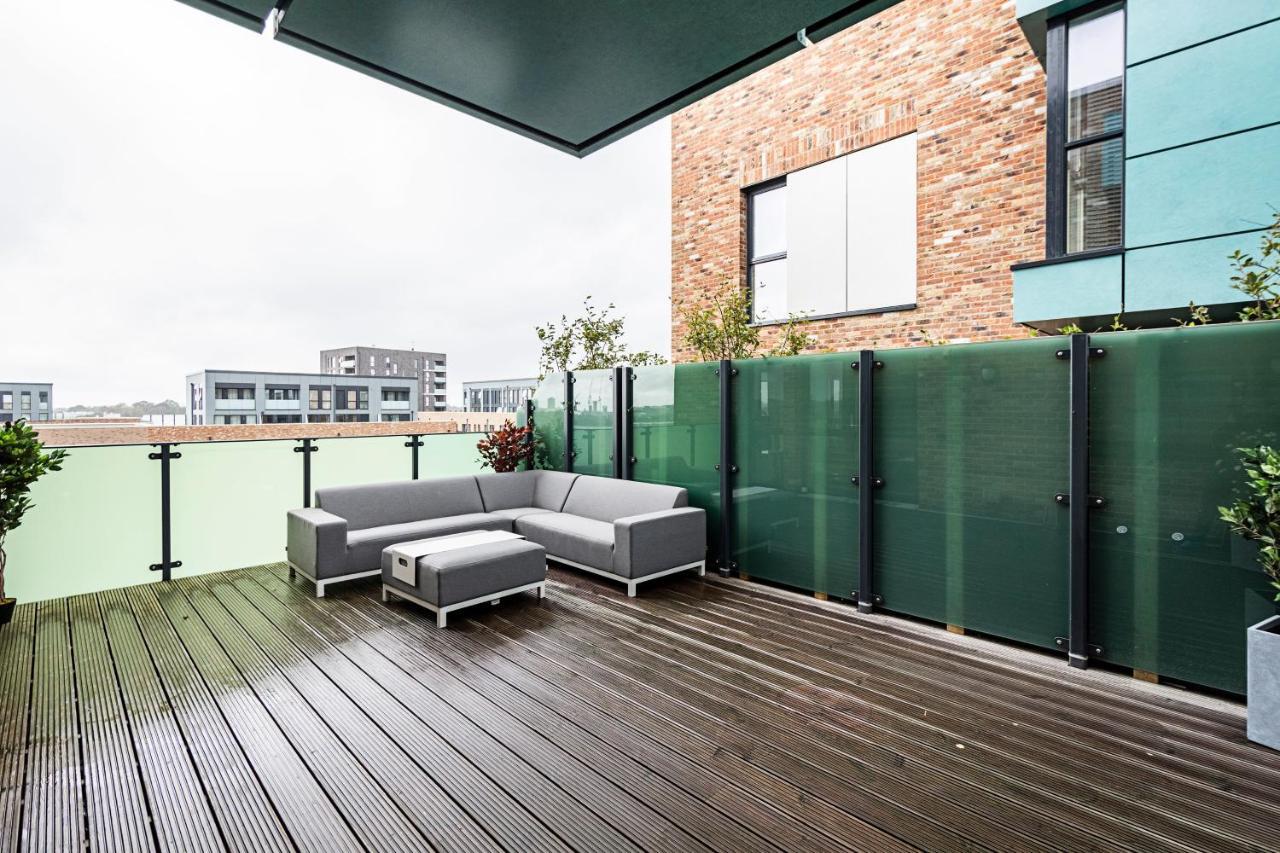 Chiswick Park 3 Bed 3 Bath West London - Parking Apartment Exterior foto