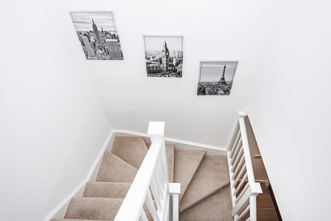 Chiswick Park 3 Bed 3 Bath West London - Parking Apartment Exterior foto