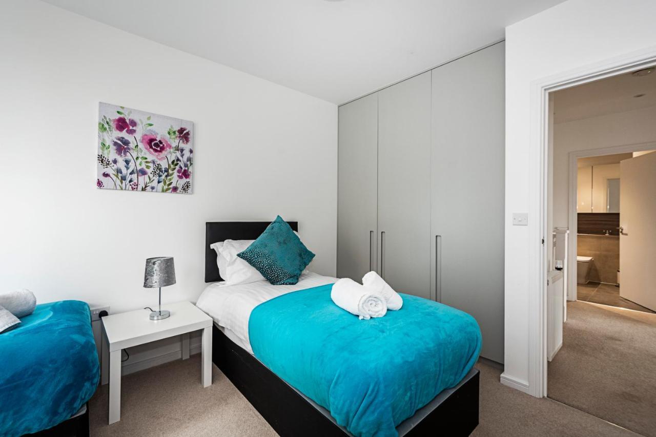 Chiswick Park 3 Bed 3 Bath West London - Parking Apartment Exterior foto